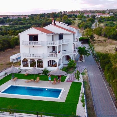 Apartmani Viktorija Vrana  Buitenkant foto