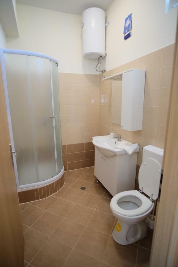 Apartmani Viktorija Vrana  Buitenkant foto