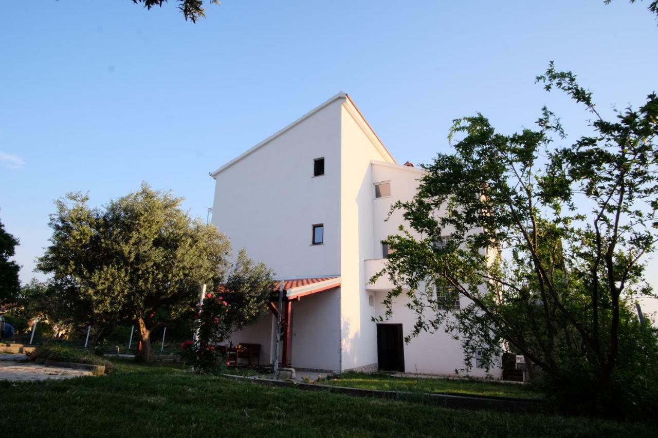 Apartmani Viktorija Vrana  Buitenkant foto