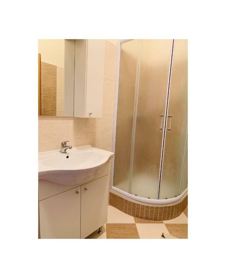 Apartmani Viktorija Vrana  Buitenkant foto